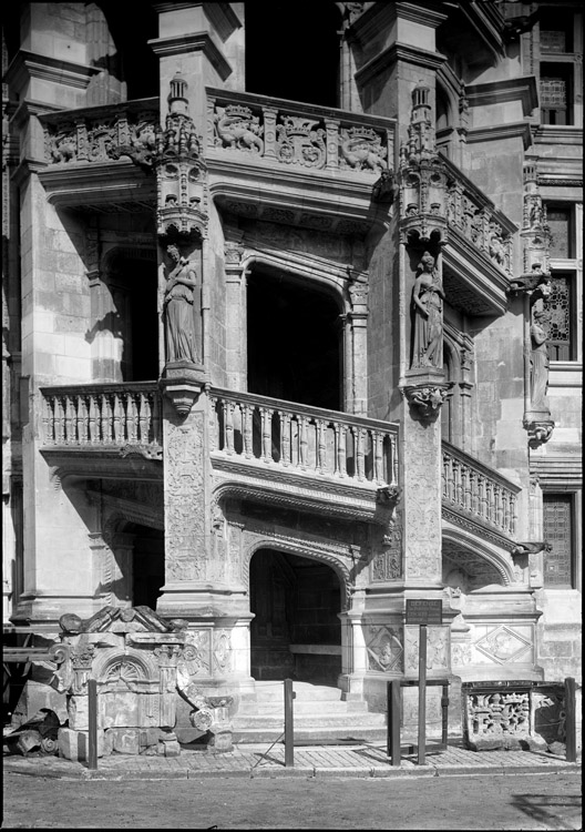 Aile François Ier, façade intérieure : soubassement de l’escalier Renaissance