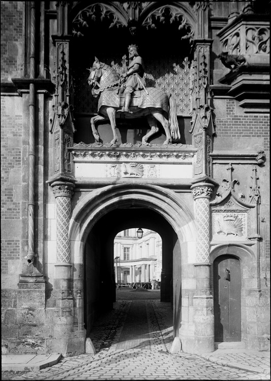 Aile Louis XII : portail d'entrée surmonté de la statue équestre du roi