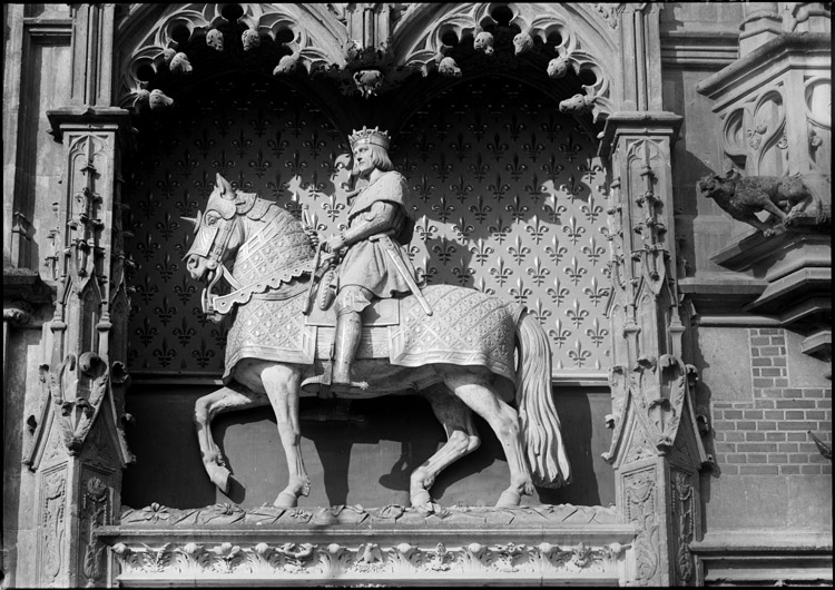 Aile Louis XII, portail d'entrée : statue équestre du roi