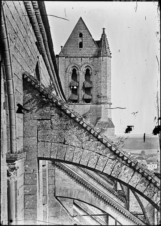 Eglise abbatiale : arcs-boutants de la façade sud et clocher vus vers l’est