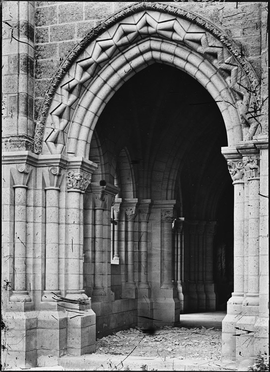 Eglise abbatiale : portail latéral sud du porche