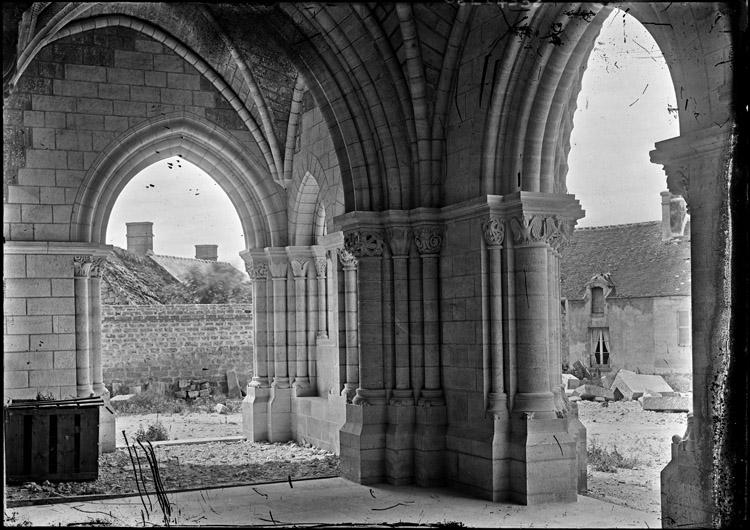 Eglise abbatiale : intérieur du porche