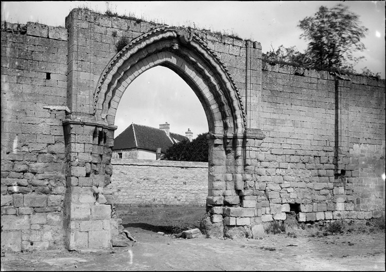 Cloître, extérieur : ancienne entrée du prieuré