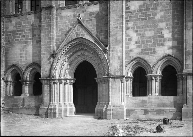 Eglise abbatiale, façade ouest : porche