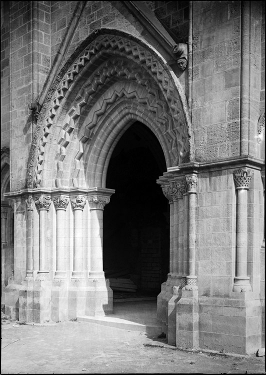 Eglise abbatiale, façade ouest : portail central du porche