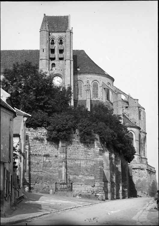 Eglise abbatiale : abside et clocher côté sud