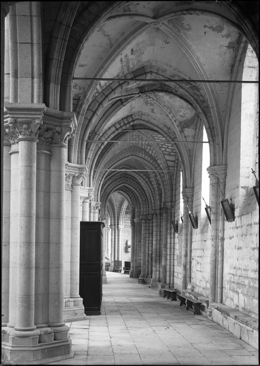 Eglise abbatiale, intérieur : bas-côté sud vers l’est