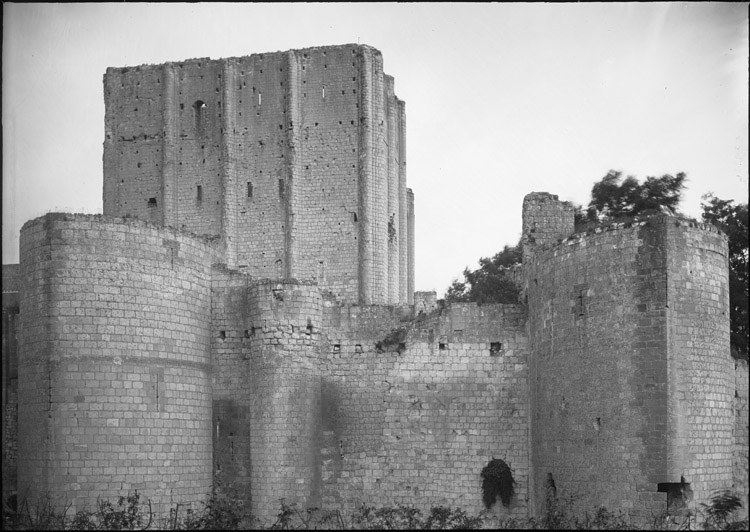 Partie de l’enceinte sud, tours à éperon et donjon