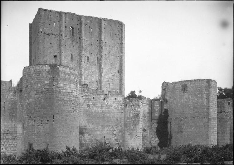 Partie de l’enceinte sud, tours à éperon et donjon