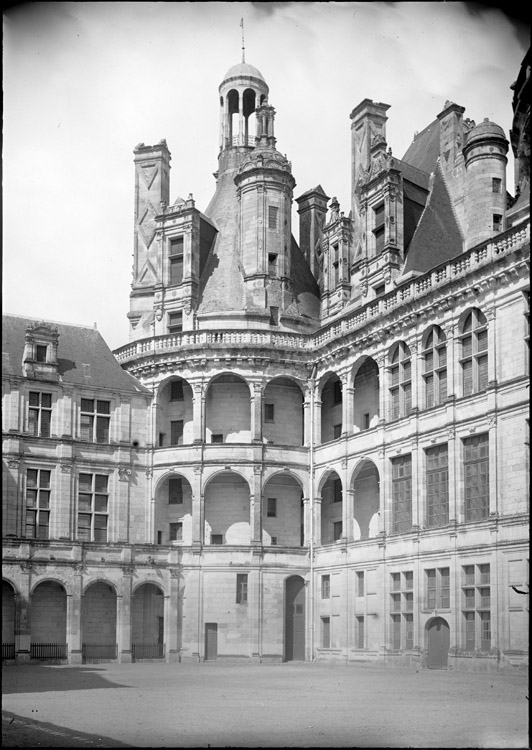 Angle de deux galeries sur la cour