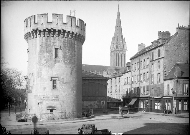 Façade nord de la tour et flèche de l’église