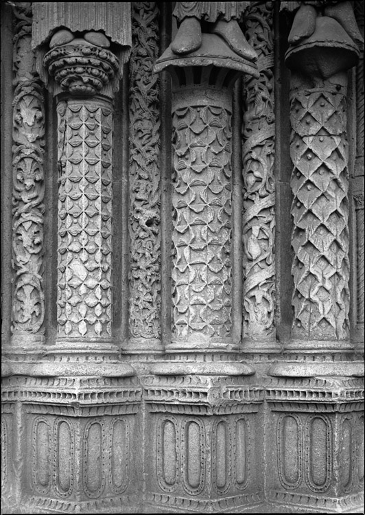 Façade ouest, portail central : détail des colonnes sculptées qui supportent les statues de l'ébrasement gauche