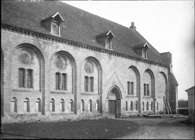 Salle des Morts : façade ouest