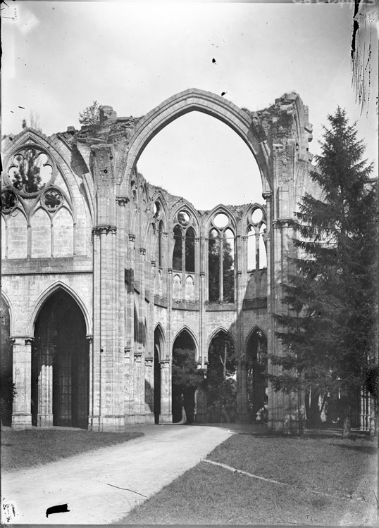 Eglise abbatiale : ruines du choeur