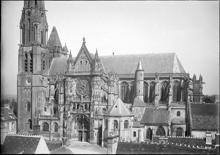 Façade sud : partie inférieure de la flèche, transept et abside