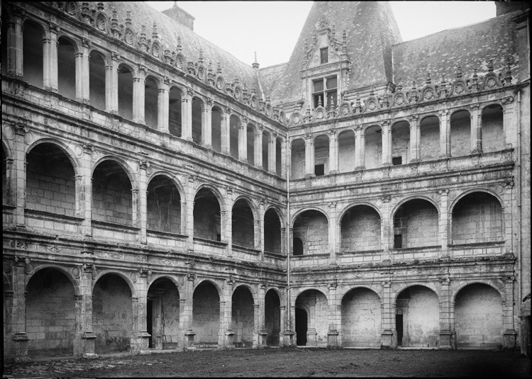 Cour d’honneur : angle sud-est, galeries sur trois niveaux