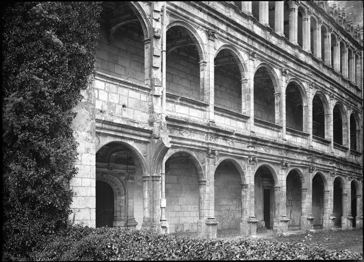 Cour d’honneur : galeries sur trois niveaux