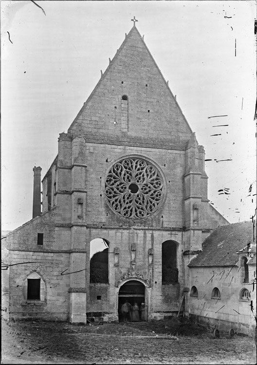 Eglise abbatiale avant restauration : façade ouest ornée d’une rosace