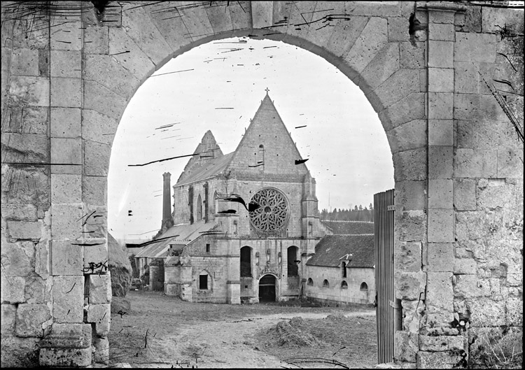 Eglise abbatiale avant restauration : ensemble nord-ouest vu à travers une arche