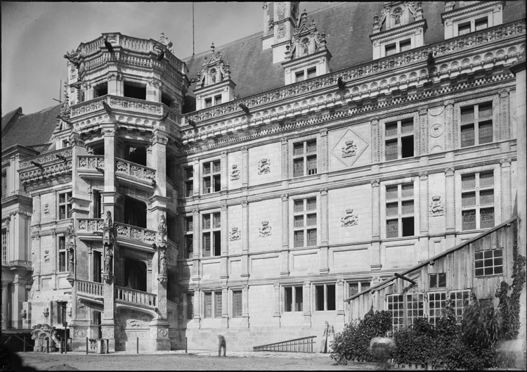 Aile François Ier, façade intérieure : escalier Renaissance