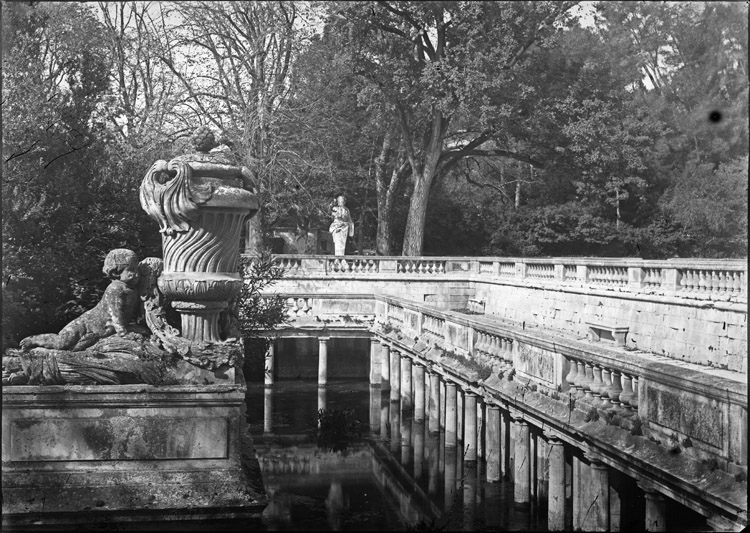 Les bains romains : vase et statues