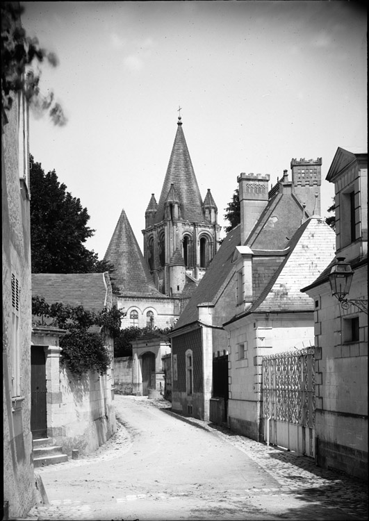 Tour de la croisée du transept dominant une rue