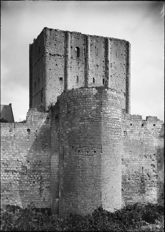 Façade sud : tour à éperon et donjon