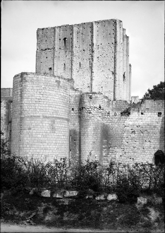 Façade sud : tour à éperon et angle sud-est du donjon