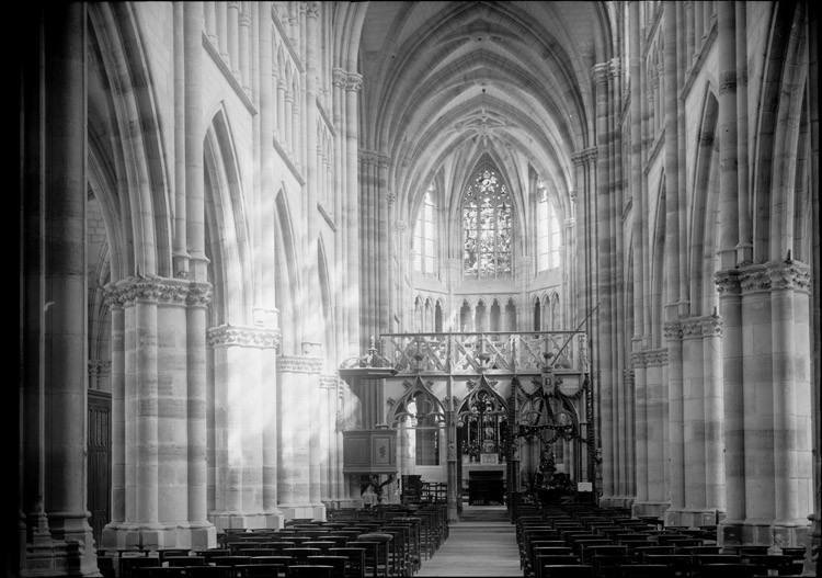 Intérieur : nef et choeur vus de l’entrée