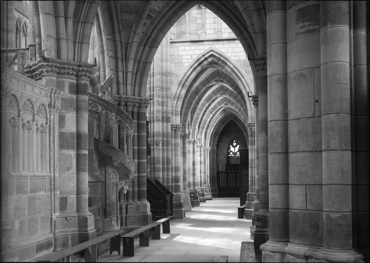 Intérieur : déambulatoire et escalier du jubé