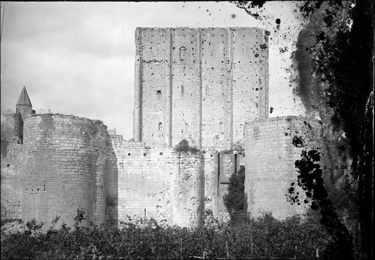 Façade sud : tours à éperon et donjon