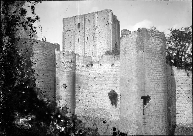 Façade sud : tours à éperon et donjon