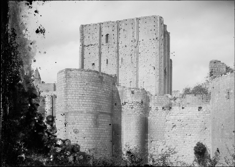 Façade sud : tour à éperon et donjon