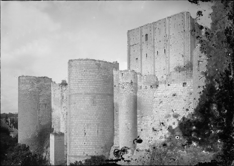 Façade sud : tours à éperon et angle sud-est du donjon