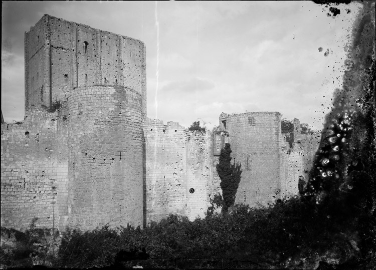 Façade sud : tours à éperon et angle sud-ouest du donjon