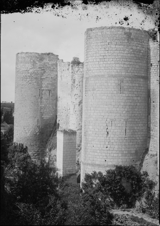 Façade sud : tours à éperon