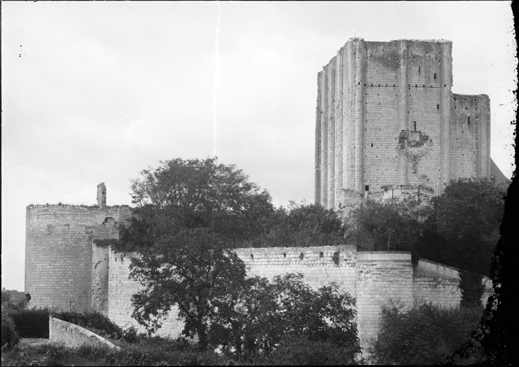 Tour à éperon, partie de l’enceinte et façade est du donjon