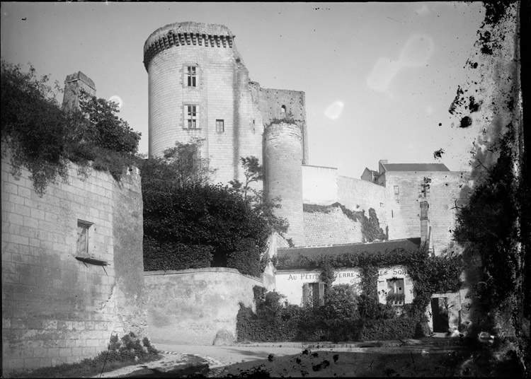 Tour Neuve ou tour Louis XI, côté ouest et Porte Poitevine