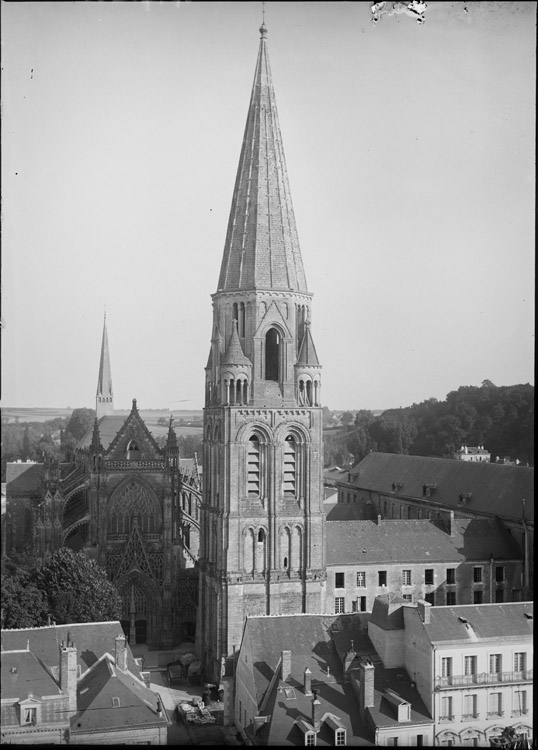 Clocher et façade de l’église, vue plongeante