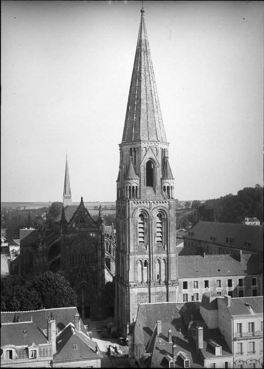 Clocher et façade de l’église, vue plongeante