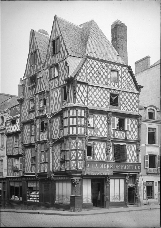 Vue d’ensemble : angle des deux façades à pans de bois losangé