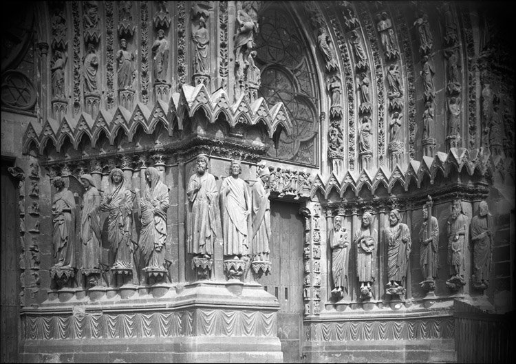 Façade ouest, partie droite du portail central et portail de droite : statues du soubassement des archivoltes