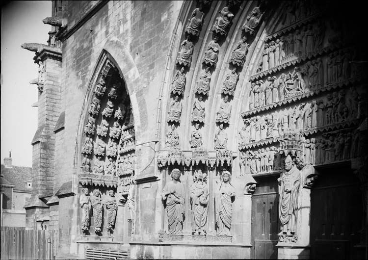 Façade nord, portail de saint Sixte et portail du Jugement dernier : vue diagonale