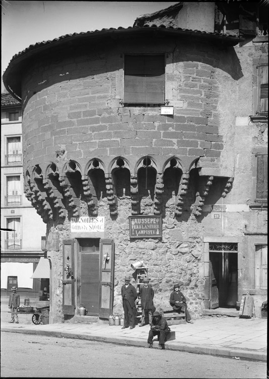 Vue rapprochée : magasin au rez-de-chaussée