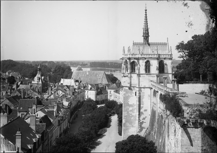 Chapelle Saint-Hubert : abside et façade latérale au-dessus des remparts, dominant la ville