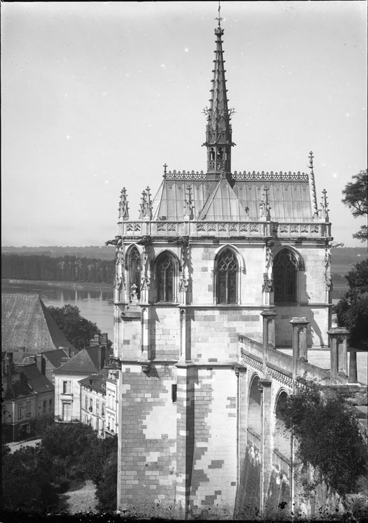 Chapelle Saint-Hubert : abside et façade latérale au-dessus des remparts, dominant la ville