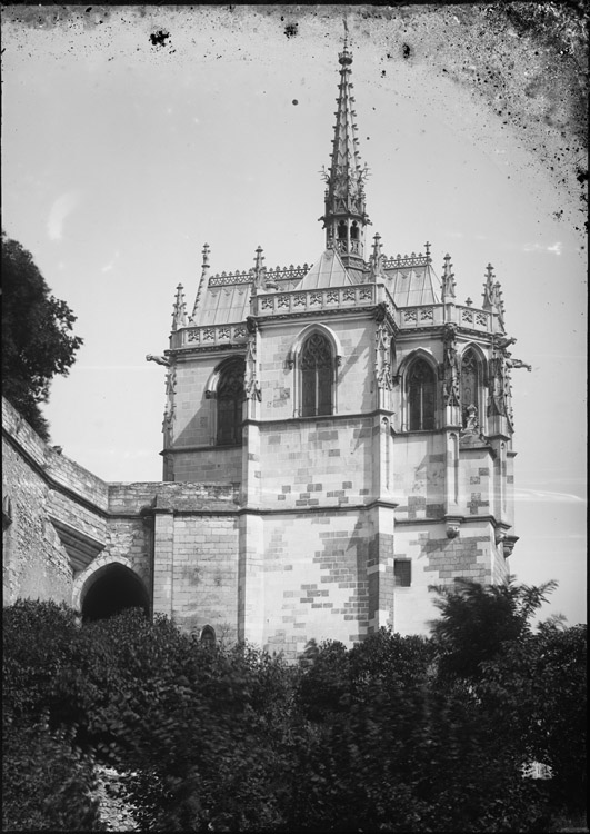 Chapelle Saint-Hubert au-dessus des remparts : vue rapprochée