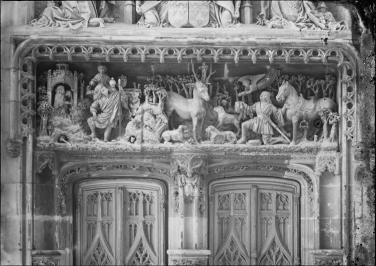 Chapelle Saint-Hubert, linteau du portail : apparition du cerf à saint Hubert