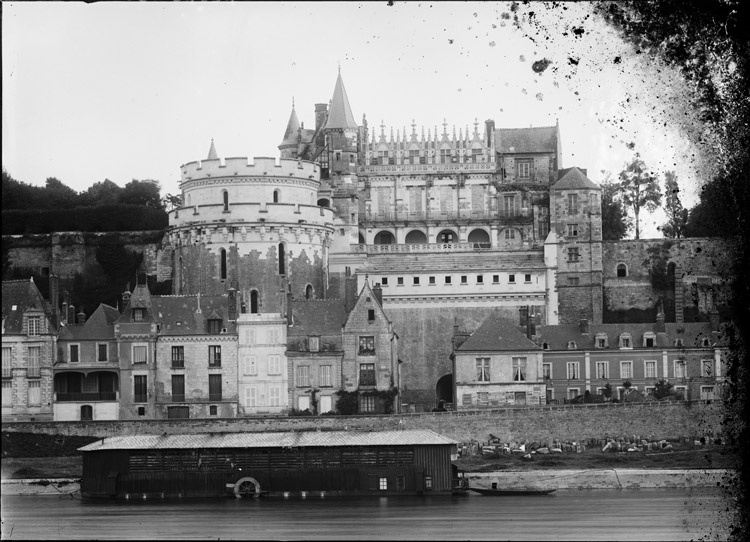 Tour des Minimes et logis du roi : façades sur la Loire