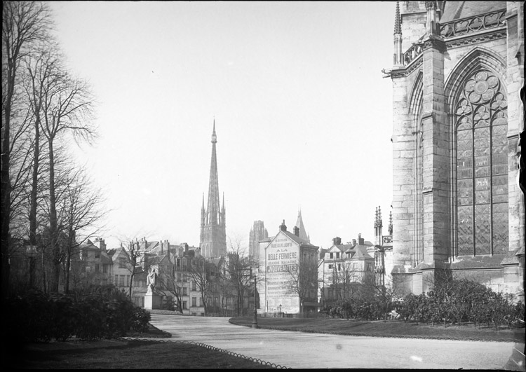 Partie de l’abside de l’église et flèche de la cathédrale